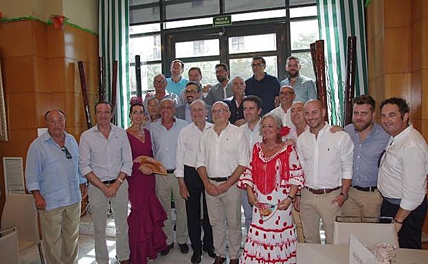 El presidente de la Agrupación, Pablo Atencia, y el alcalde, Francisco de la Torre, con hermanos mayores en la caseta de Esperanza y Estudiantes. 