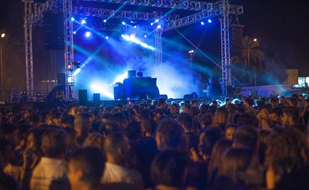 Electro con toques de reggaeton para triunfar en la primera noche de feria
