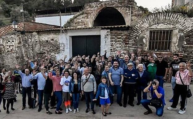 Integrantes de la Asociación de Amigos de San Sebastián, delante de los restos de la antigua ermita construida en 1497. 