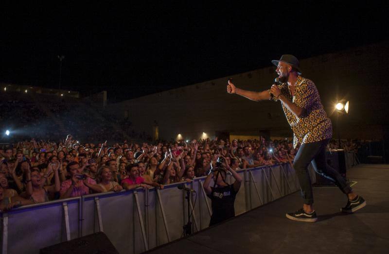 Las mejores imágenes de la tercera jornada de fiesta en la capital. Actuación de Efecto Pasillo.