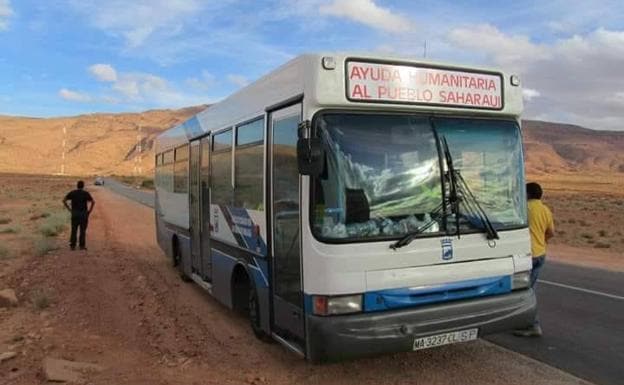 Imagen principal - Arriba, Volvo donado por Portillo y adaptado como bibliobús por la EMT. Abajo, Renault Citybus, en el puerto de Alicante rumbo al Sahara y un vehículo que ha viajado de Ciudad Jardín a Cuba. 
