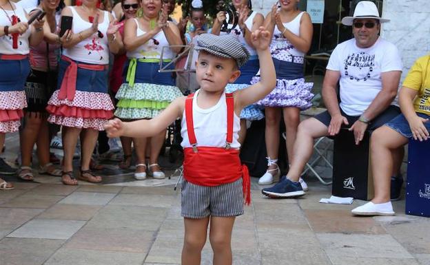 Un pequeño, muy bien vestido, se arranca con unos pasos de baile.