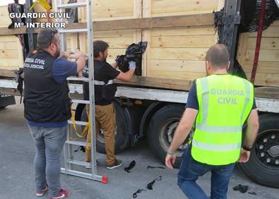 Imagen secundaria 1 - Cae una red con vínculos en Málaga que introducía hachís en Europa en camiones de mercancías de gran tonelaje