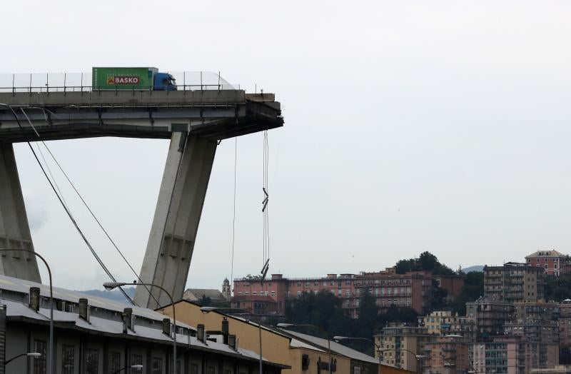 Numeros vehículos se han precipitado al vacío tras el derrumbe de la infraestructura