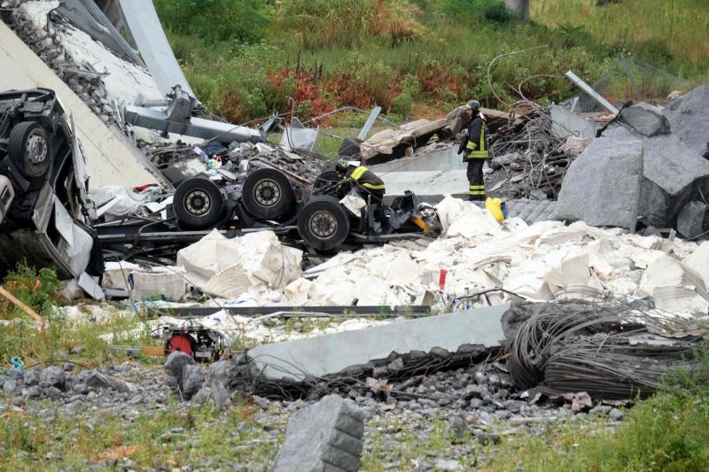 Numeros vehículos se han precipitado al vacío tras el derrumbe de la infraestructura