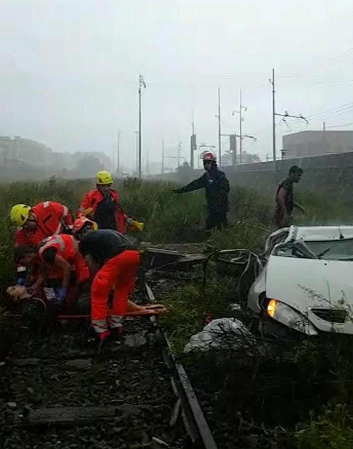 Numeros vehículos se han precipitado al vacío tras el derrumbe de la infraestructura