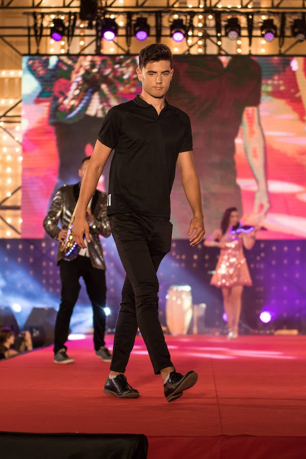 Paloma Burgueño Franco y Edgar Benítez Villodres fueron coronados anoche como los más bellos de la capital durante la tradicional gala celebrada en la portada del Real de Cortijo de Torres