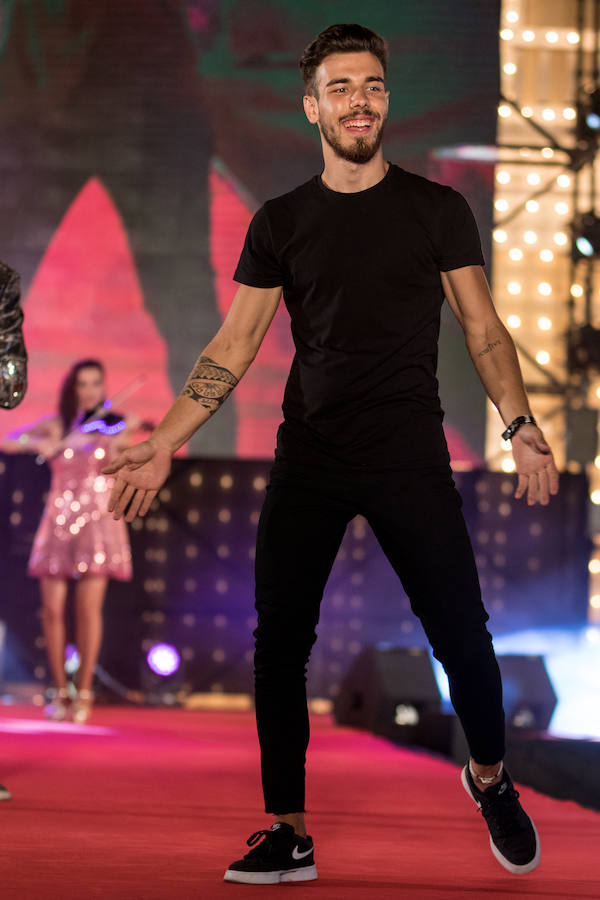 Paloma Burgueño Franco y Edgar Benítez Villodres fueron coronados anoche como los más bellos de la capital durante la tradicional gala celebrada en la portada del Real de Cortijo de Torres