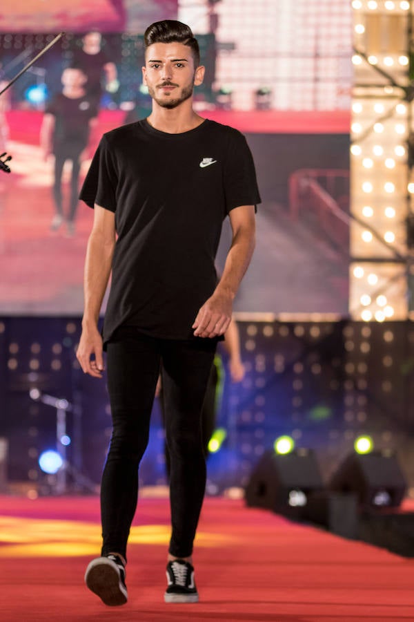 Paloma Burgueño Franco y Edgar Benítez Villodres fueron coronados anoche como los más bellos de la capital durante la tradicional gala celebrada en la portada del Real de Cortijo de Torres