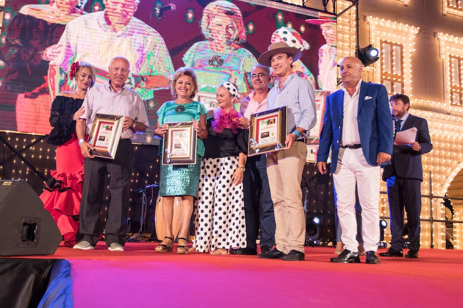 Paloma Burgueño Franco y Edgar Benítez Villodres fueron coronados anoche como los más bellos de la capital durante la tradicional gala celebrada en la portada del Real de Cortijo de Torres