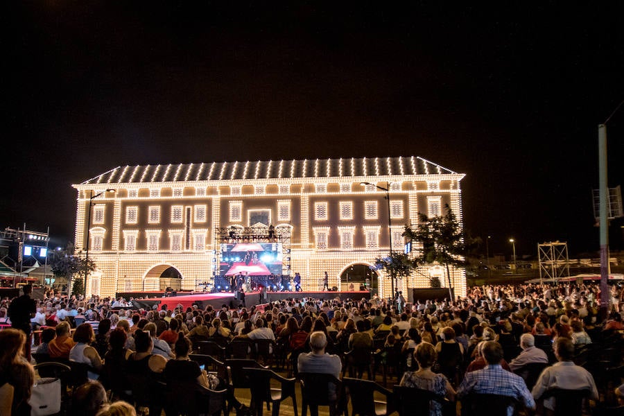 Paloma Burgueño Franco y Edgar Benítez Villodres fueron coronados anoche como los más bellos de la capital durante la tradicional gala celebrada en la portada del Real de Cortijo de Torres