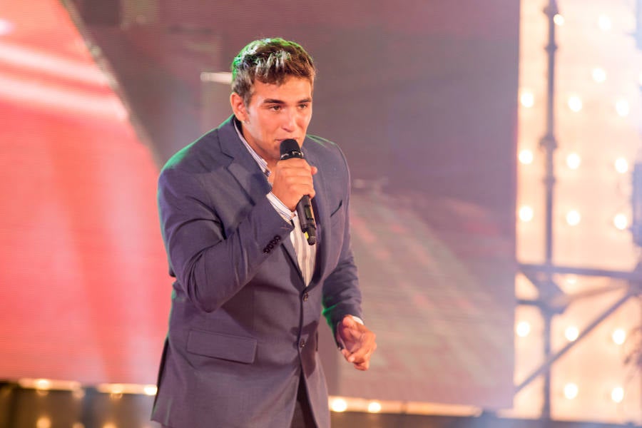 Paloma Burgueño Franco y Edgar Benítez Villodres fueron coronados anoche como los más bellos de la capital durante la tradicional gala celebrada en la portada del Real de Cortijo de Torres