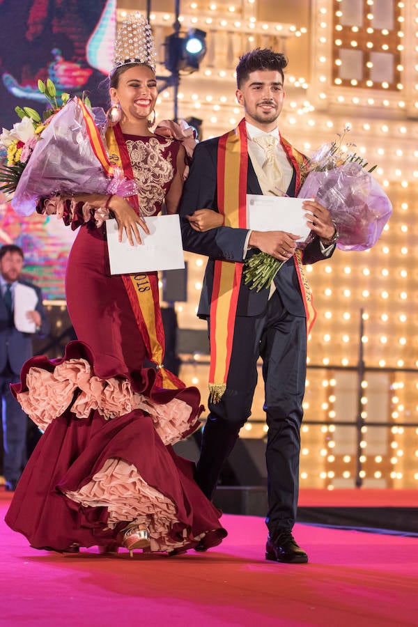 Paloma Burgueño Franco y Edgar Benítez Villodres fueron coronados anoche como los más bellos de la capital durante la tradicional gala celebrada en la portada del Real de Cortijo de Torres