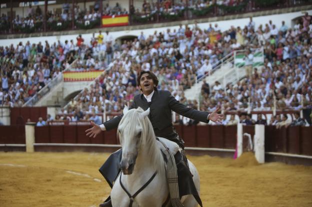 Imagen de la felicidad de Ventura tras poner un par a dos manos sin el cabezal de su caballo 'Dólar'. 