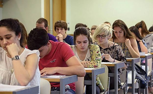 La ayuda media a becarios universitarios se ha reducido a niveles de hace una década