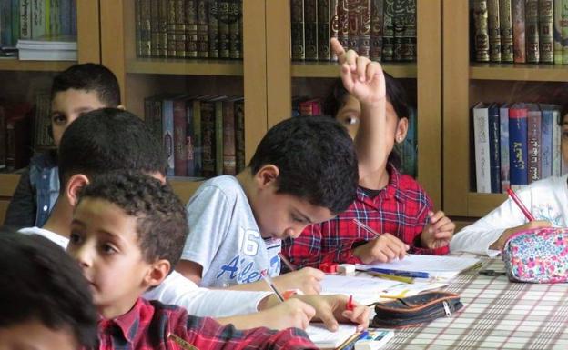 Menores musulmanes en clase de árabe y Corán en la mezquita de Badajoz.