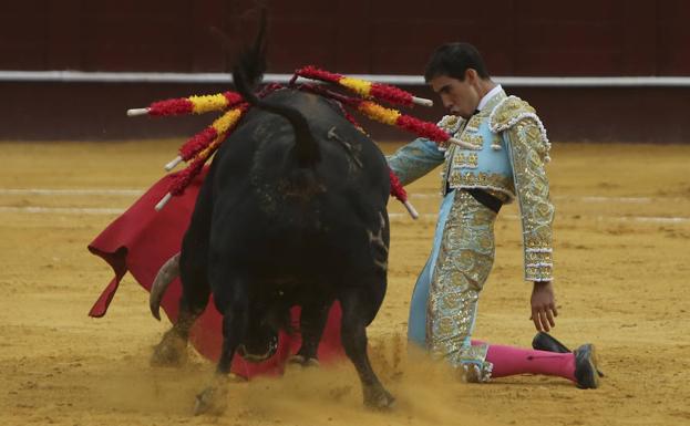 Derechazo de rodillas de Fortes al primero de su lote. 