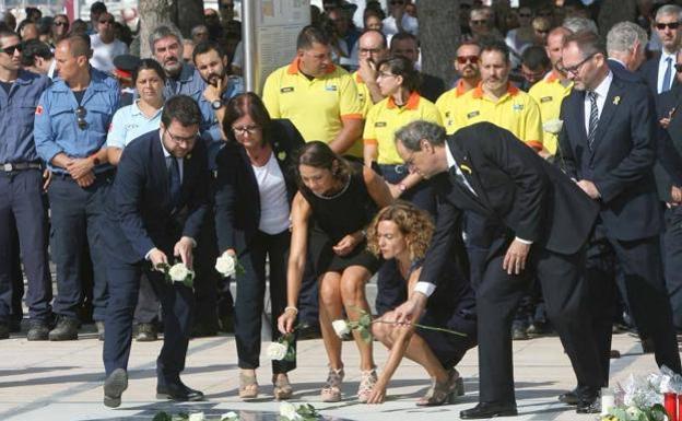 Las autoridades participan en la ofrenda floral. 