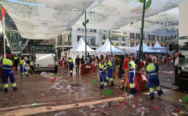 Trabajadores de Limasa, en la plaza de la Constitución durante el dispositivo de feria. 