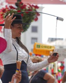 Imagen secundaria 2 - Un biznaguero apura las últimas horas de feria en calle Larios, donde se cruza con feriantes y con turistas que dicen adiós. Aspecto de la plaza de la Constitución, ayer al mediodía, con un público que aunque menos numeroso no quiso dejar escapar las últimas horas de fiesta. Una joven vestida de corto sirve a la manera tradicional un vino dulce. 