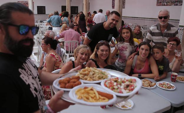 El último día de feria fue aprovechado por muchas familias para disfrutar del almuerzo sin las aglomeraciones de otros días. 