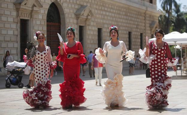 Jóvenes ataviadas con trajes de faralaes, ayer por el Centro. 