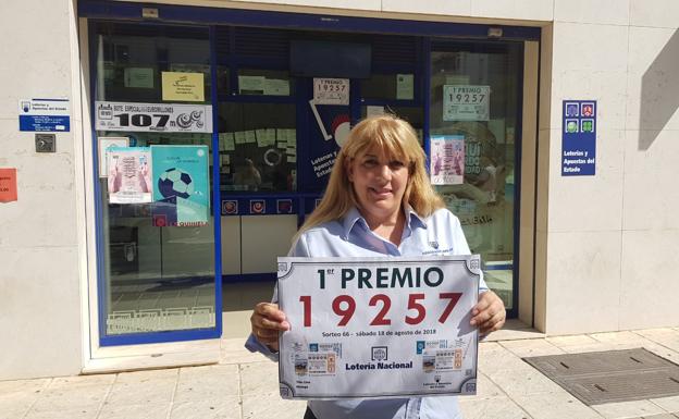 La responsable de la administración de Lotería de Teatinos, Mª José Hernández, ubicada en la calle Franz Kafka. 