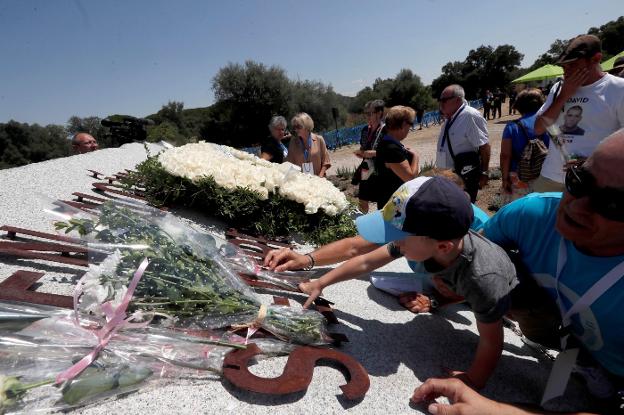 Familiares de las víctimas depositan flores en el lugar del accidente. :: Fernando Alvarado / efe