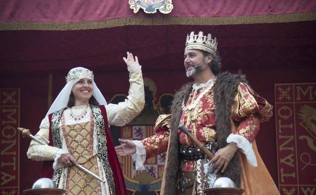 Los Reyes Católicos, saludando al público, a su llegada al escenario con sus tronos, en la plaza de la Aduana.