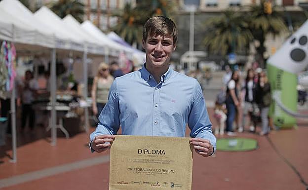 Cristóbal Angulo, con el diploma de ganador del concurso. 