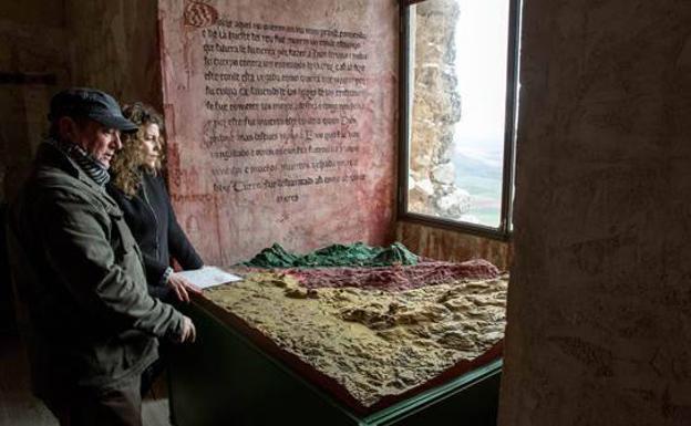 Centro de interpretación del Castillo de Teba con un mapa de donde se produjo la batalla. 