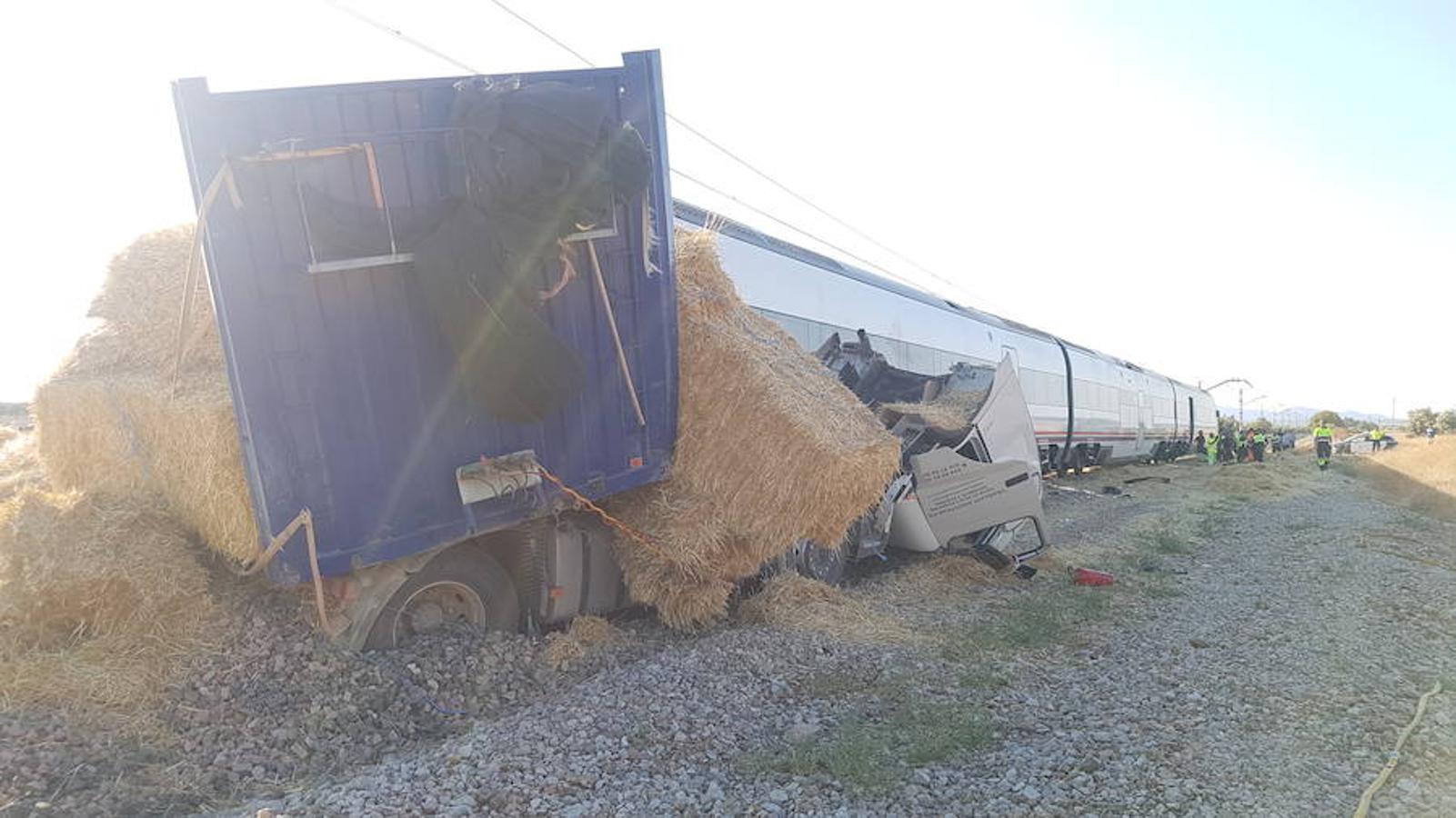 Fotos: Así fue el choque del tren Sevilla-Málaga con un camión entre Fuente de Piedra y Bobadilla