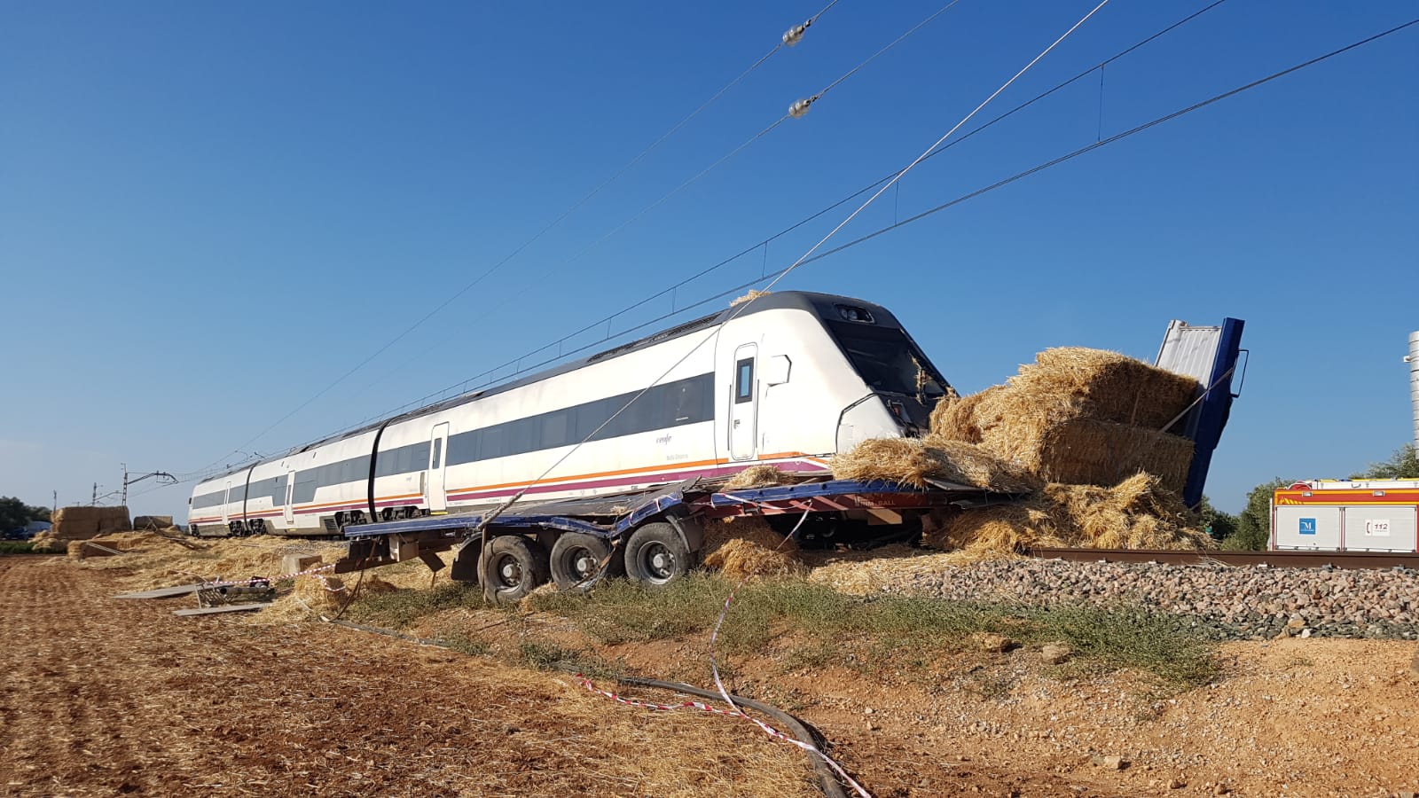 Fotos: Así fue el choque del tren Sevilla-Málaga con un camión entre Fuente de Piedra y Bobadilla