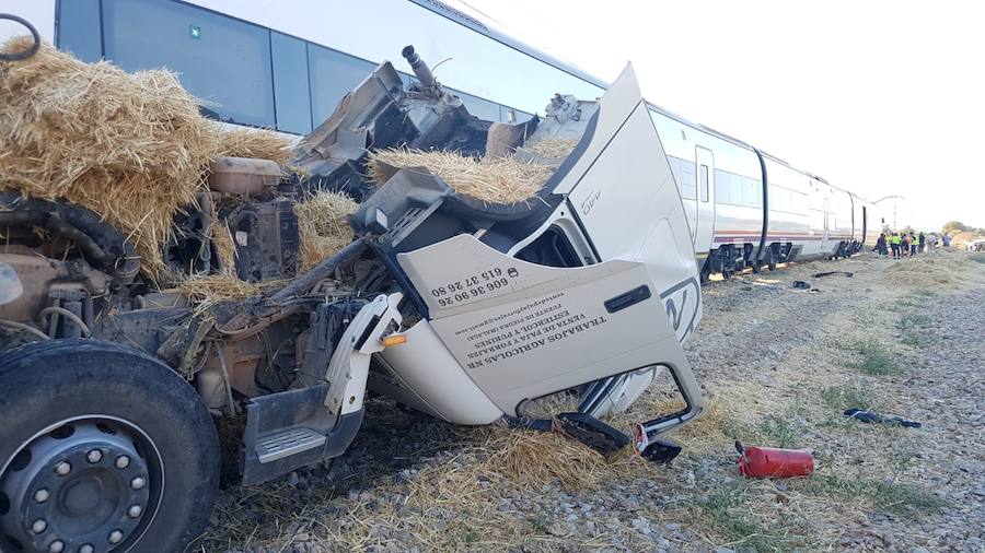 Fotos: Así fue el choque del tren Sevilla-Málaga con un camión entre Fuente de Piedra y Bobadilla