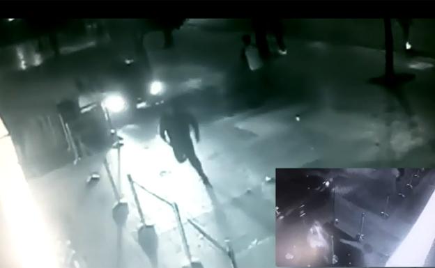 Fotograma del vehículo al pasar por primera vez junto a la discoteca.