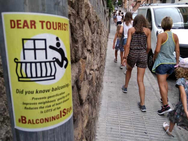 Humor macabro con 'balconing'