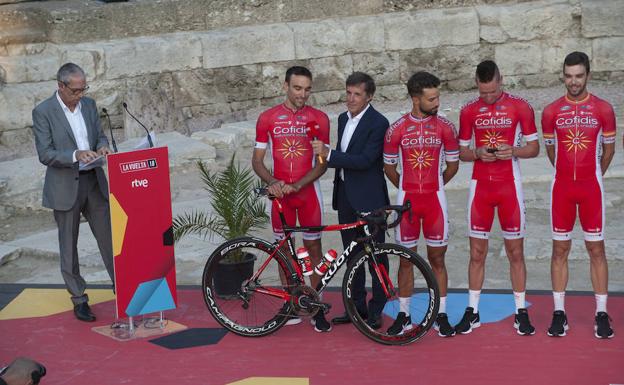 Imagen principal - Pedro Delgado entrevista a Luis Ángel Maté, el único malagueño del pelotón, del Cofidis. El campeón del mundo,Sagan. La actuación de Nuria Fergó. 