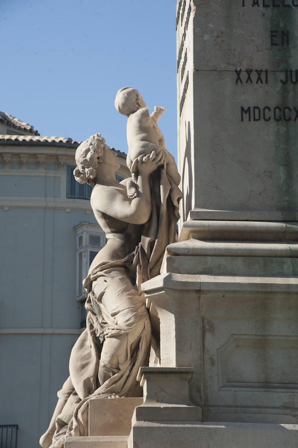 Fotos: La estatua del Marqués de Larios será desmontada para su restauración