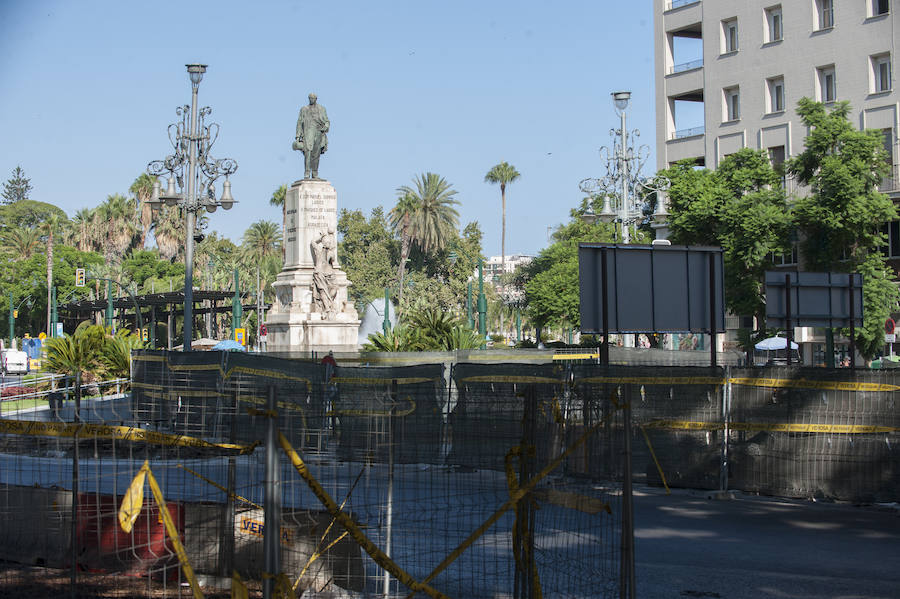 Fotos: La estatua del Marqués de Larios será desmontada para su restauración