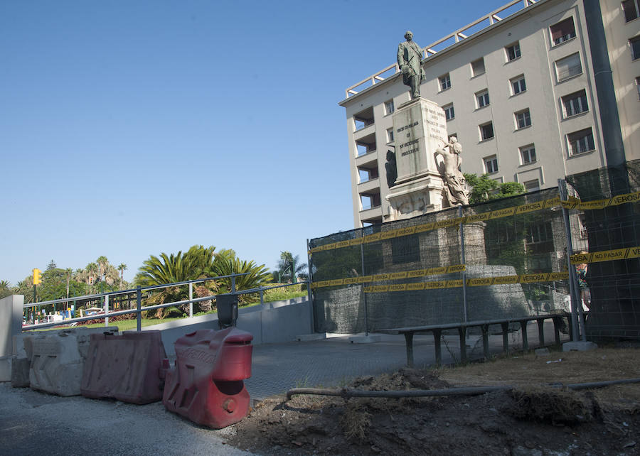 Fotos: La estatua del Marqués de Larios será desmontada para su restauración