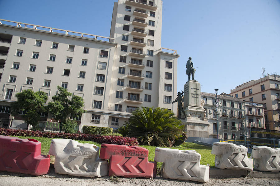 Fotos: La estatua del Marqués de Larios será desmontada para su restauración