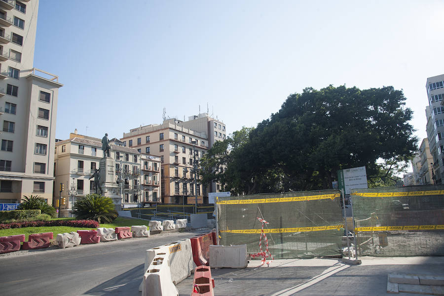 Fotos: La estatua del Marqués de Larios será desmontada para su restauración