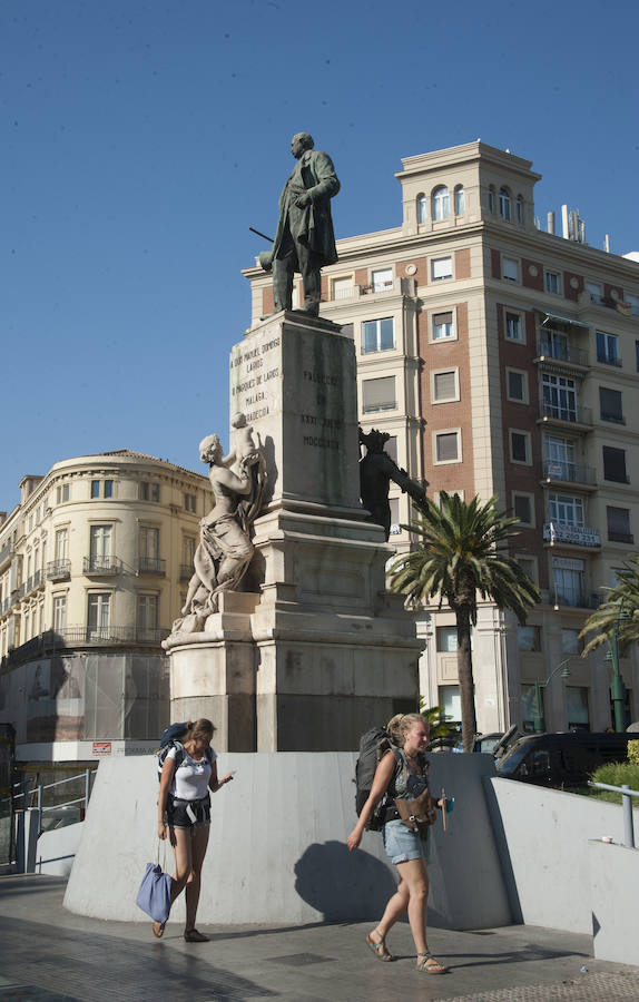 Fotos: La estatua del Marqués de Larios será desmontada para su restauración