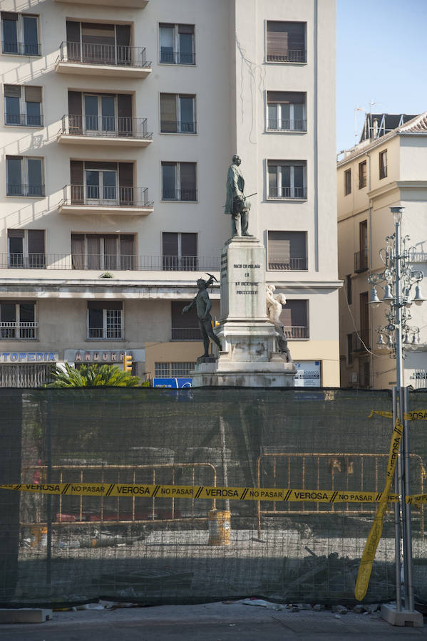 Fotos: La estatua del Marqués de Larios será desmontada para su restauración