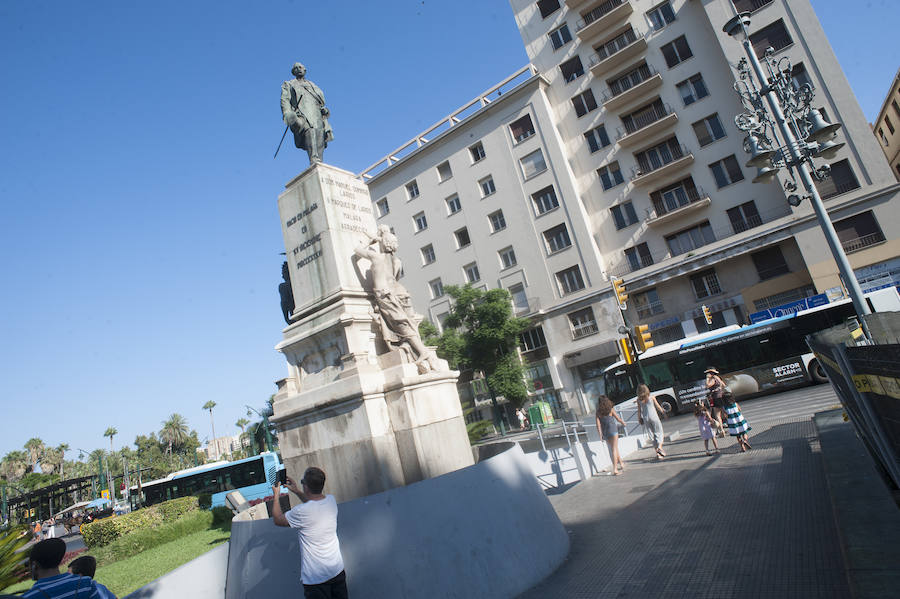 Fotos: La estatua del Marqués de Larios será desmontada para su restauración