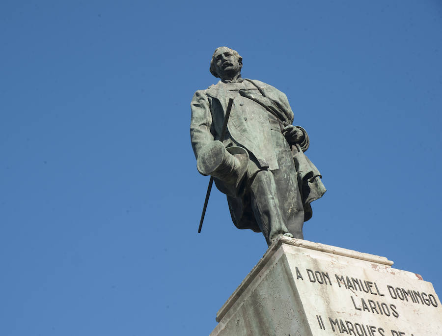 Fotos: La estatua del Marqués de Larios será desmontada para su restauración