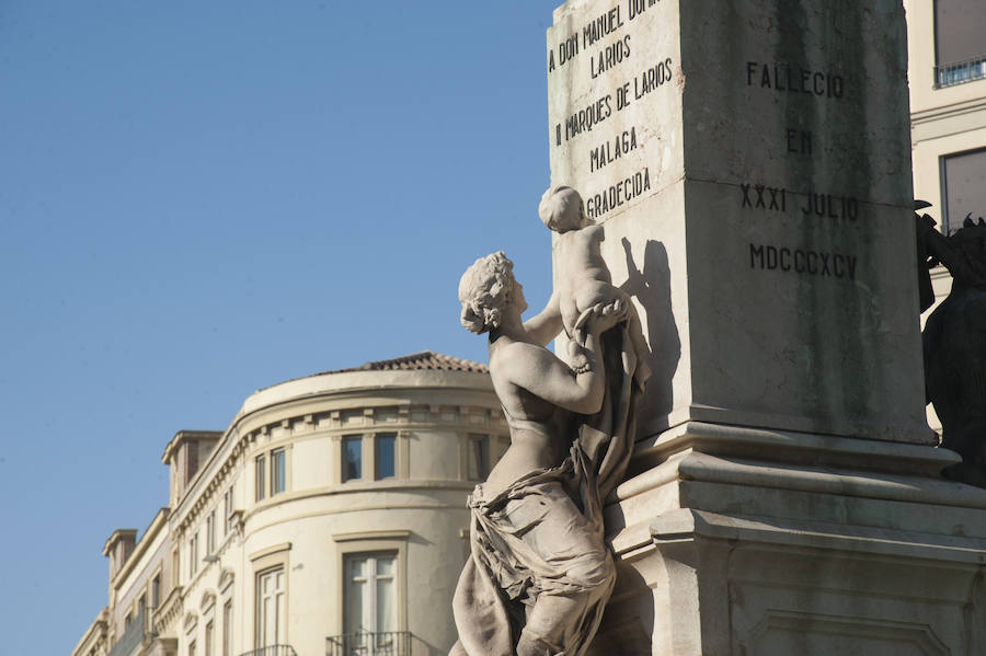 Fotos: La estatua del Marqués de Larios será desmontada para su restauración