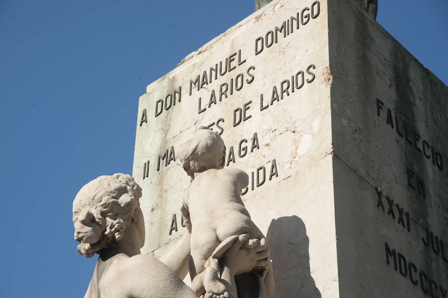 Fotos: La estatua del Marqués de Larios será desmontada para su restauración