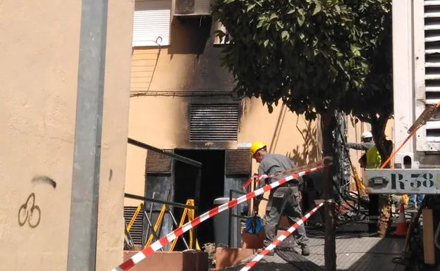 Vecinos de Las Flores, alertados por el incendio de un transformador en los  bajos de un edificio | Diario Sur