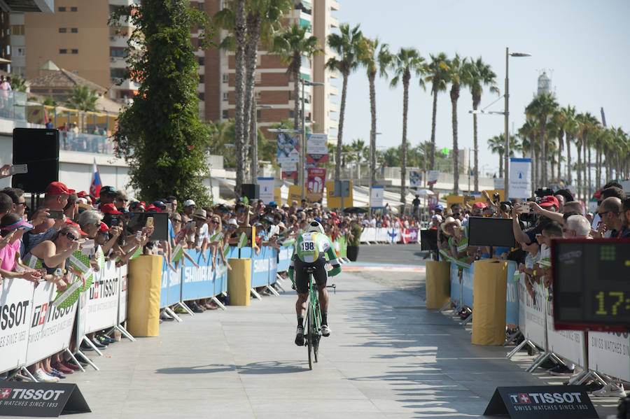 Málaga es protagonista en la Vuelta Ciclista España 2018. La etapa inicial y hasta otras tres tocan tierras malagueñas en una edición en la que hasta la canción oficial es de una malagueña. Aquí recogemos las mejores imágenes del paso por Málaga